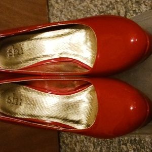 Women 4 inch heel, Shi by Journeys, Red, 8.5, with back zipper